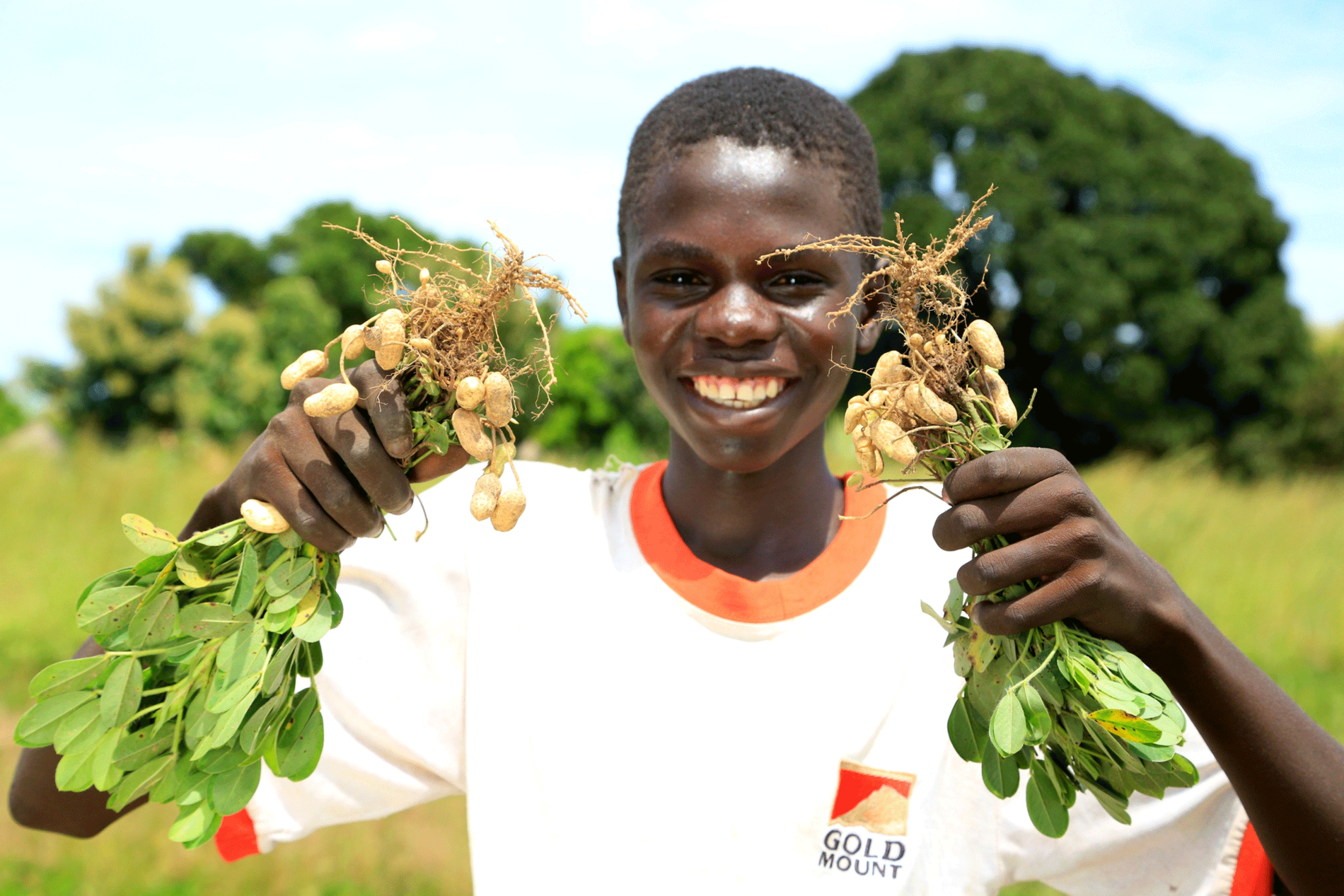 Bauer aus dem Südsudan mit seiner Ernte