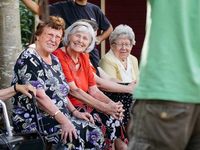 Drei ältere Damen genießen die Malteser Kultur Begleitung im Freien. 