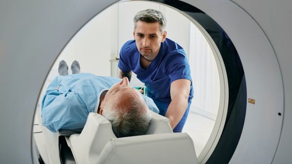 Ein Mann wird in eine MRT-Röhre geschoben.