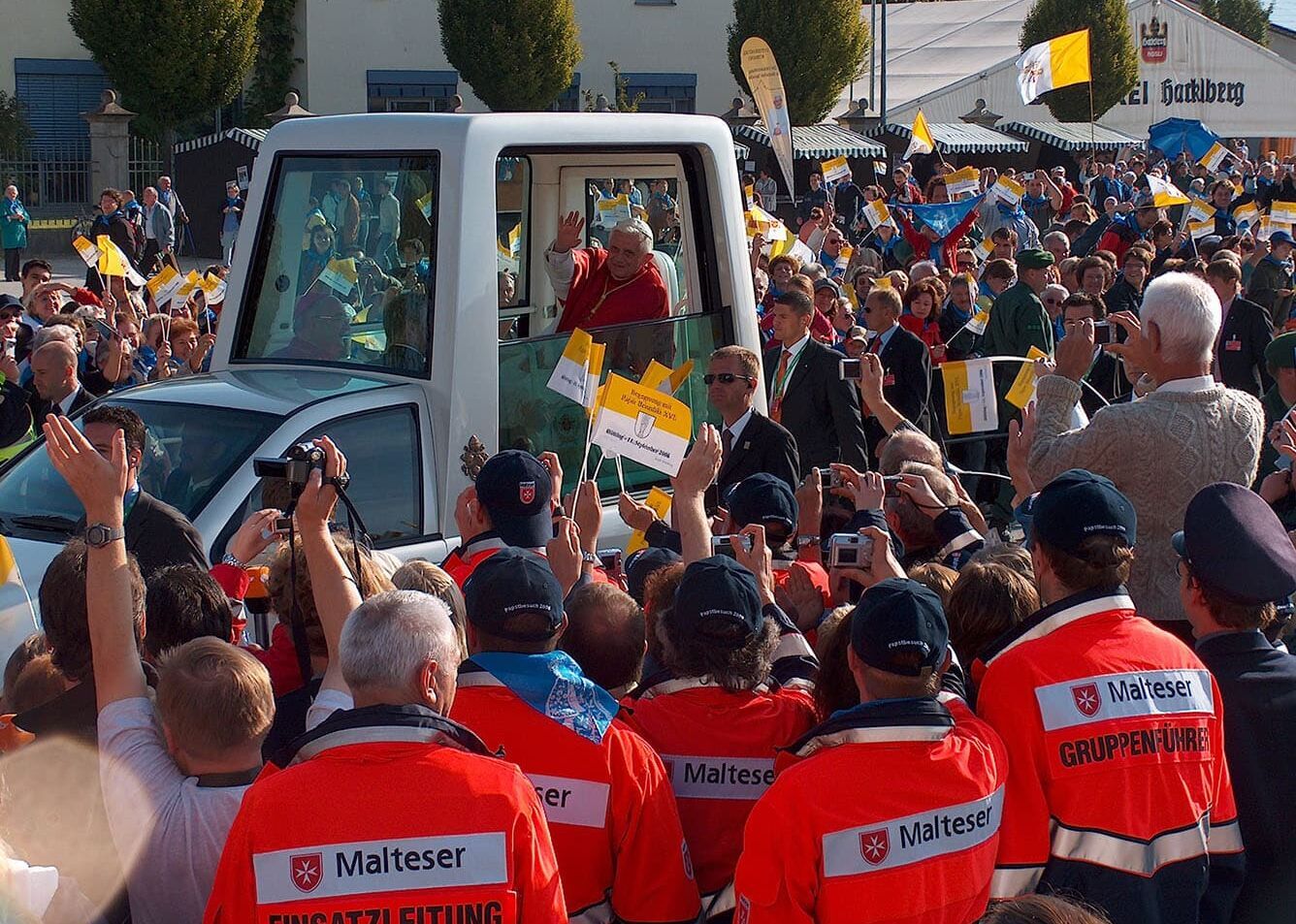 Beim Besuch von Papst Benedikt XVI. in Bayern vom 11. bis 14. August 2006 sind die Malteser Gesamtverantwortliche für den Sanitätsdienst. Insgesamt 2.900 Ehrenamtliche sind im Einsatz.