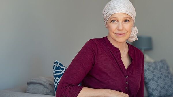 Krebskranke Frau lächelt in die Kamera