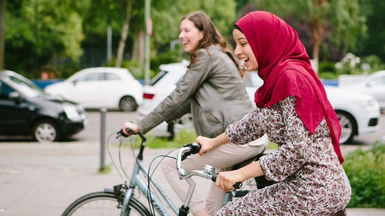 Bike Bridge: zwei junge Frauen fahren auf dem Fahrrad