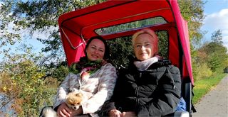 Zwei Frauen in der Malteser E-Rikscha