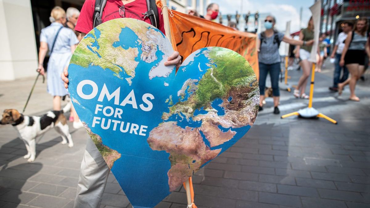 Ein herzförmiges Banner mit der Aufschrift „Omas for Future“ auf einer Demo.