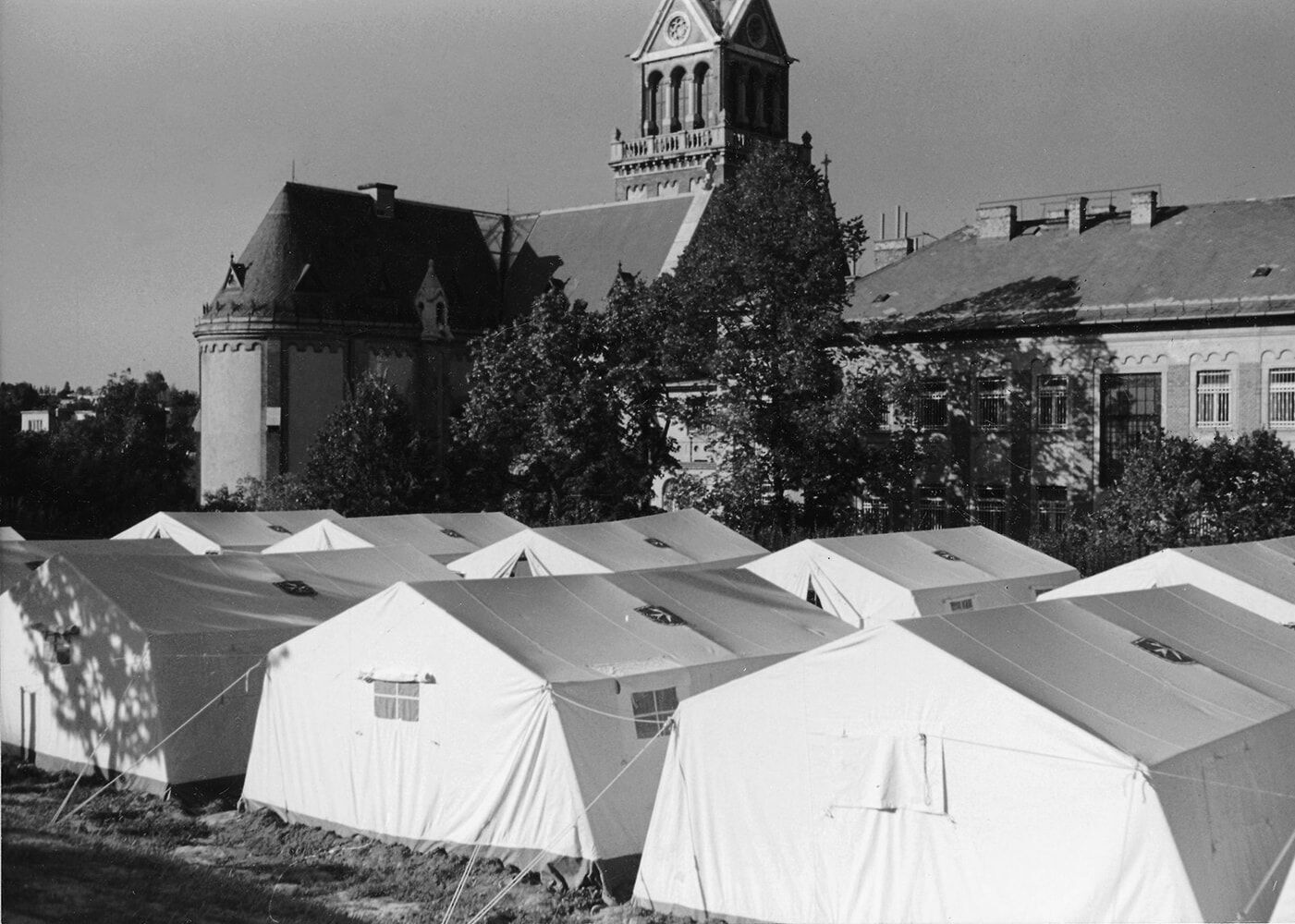 Am 16.8.1989 wird beschlossen, die Hilfen in Budapest auszubauen und ein Zeltlager für die auf dem Gelände der Zugliget-Kirche in Budapest angekommenen ausreisewilligen DDR-Bürger zu schaffen.