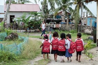 Kinder in Asien wurden mit Schulranzen ausgestattet