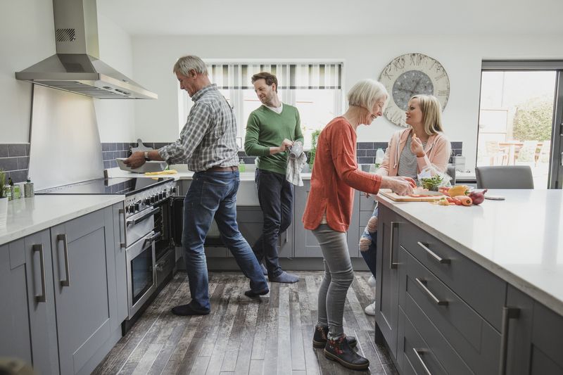 Eine Familie bereitet in ihrer Küche eine Mahlzeit vor