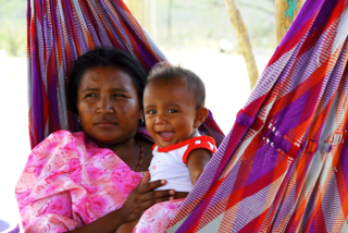 Frau aus Kolumbien mit ihrem Baby in der Hängematte