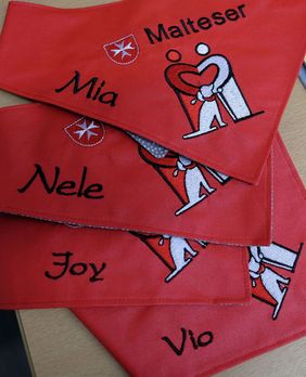 Für die vier Hundedamen Mia, Vio, Nele und Joy gibt es zum Start ein Halstuch mit ihrem eingestickten Namen – traditionelle „Dienstbekleidung“ für die Hunde des ganz besonderen Besuchsdienstes. 