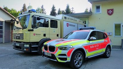 Das Helfer-vor-Ort-Fahrzeug und ein Katastrophenschutzfahrzeug vor der Dienststelle der Malteser Velden