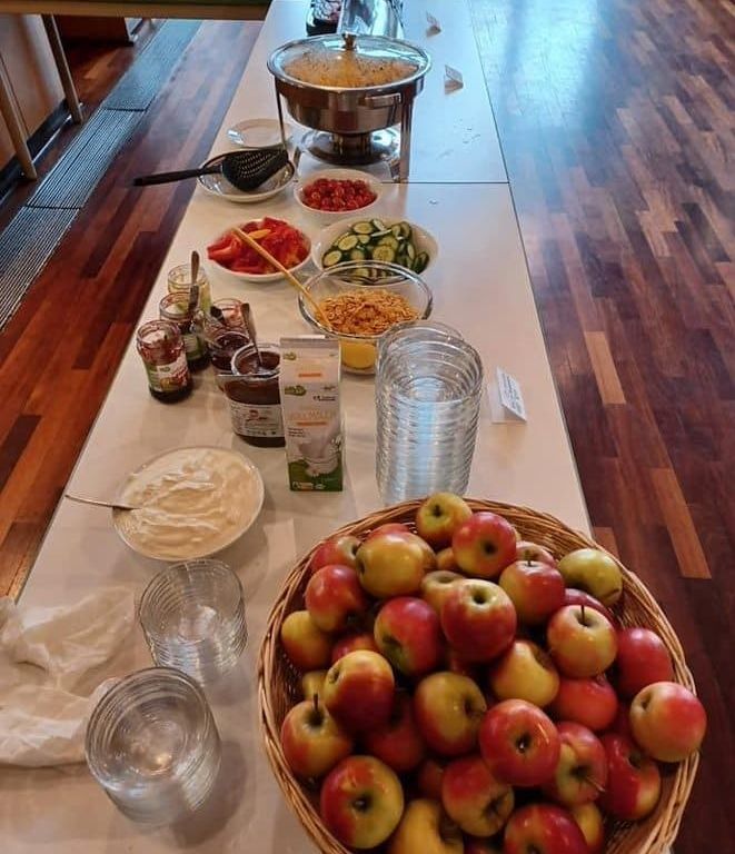 Ein Tisch mit Lebensmitteln: Äpfel, Marmelade, Gurken...