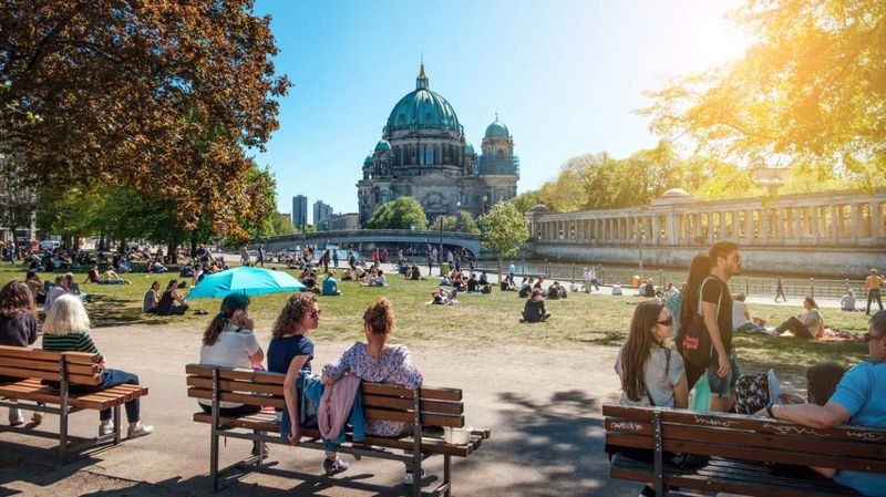 Menschen in einem öffentlichen Park in Berlin an einem sonnigen Tag
