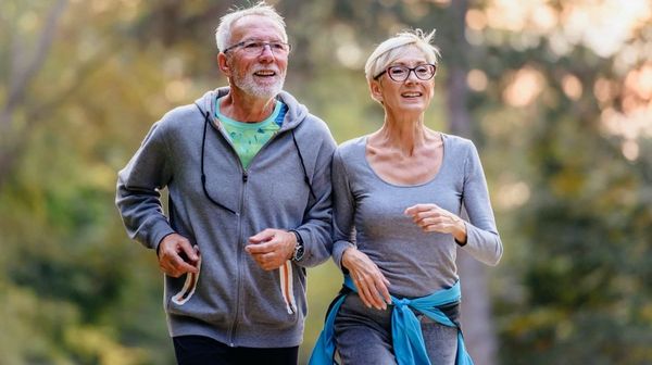 Für die Gesundheitsvorsorge joggt ein älteres Paar.