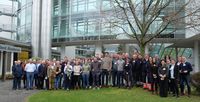 Die Teilnehmenden der Führungskräftetagung haben sich für ein Gruppenfoto vor der TÜV Rheinland Akademie zusammen gestellt.