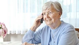 Eine ältere Dame nimmt den Malteser Telefonbesuchsdienst in Anspruch.