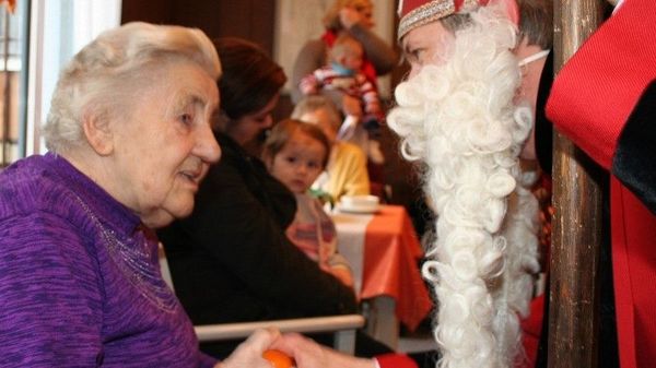 Ein als Nikolaus verkleideter Mann mit einer älteren Frau.