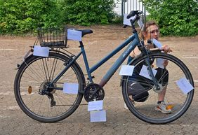 Fahrradvokabeln wurden mit kleinen Klebezetteln am Rad gelernt. Fotos: Malteser Köln