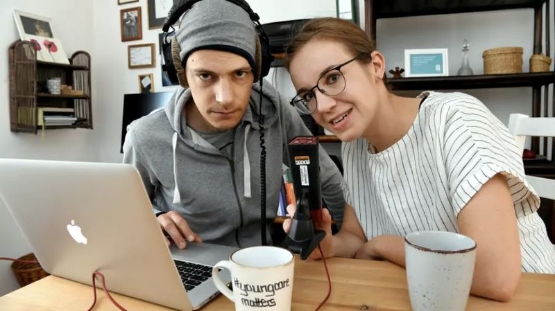 Ein Mann und eine Frau vor einem Laptop