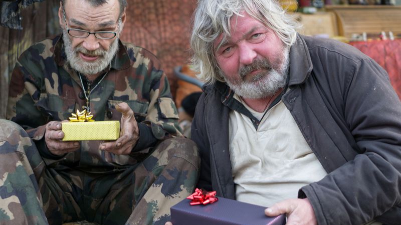 Zwei Obdachlose mit Geschenken 