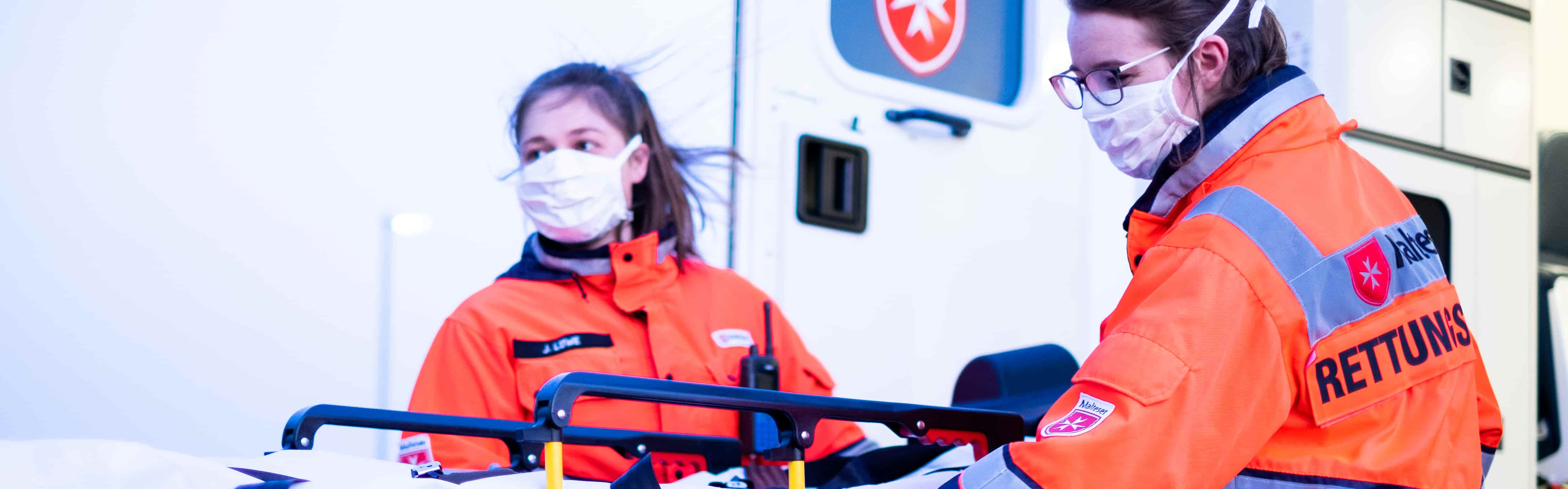 Medizinisches Personal mit Schutzausrüstung während der Corona Krise