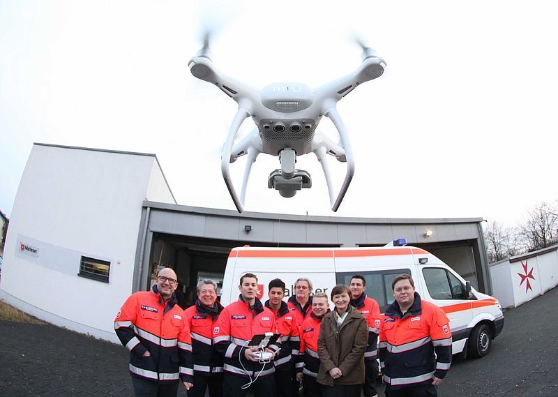 Die Drohne der Malteser Bad Honnef im Bild mit mehreren Helfern